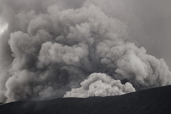 印尼馬拉皮火山持續(xù)噴發(fā) 火山灰柱直沖云霄