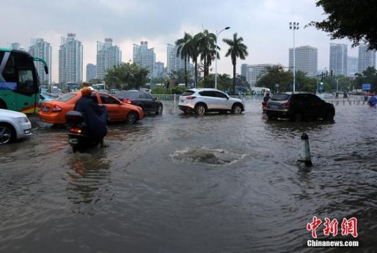 短時強降雨致三亞部分街道成“河”交通受阻