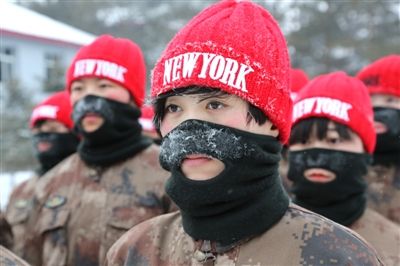 女兵冒零下30℃嚴寒進行軍事訓練