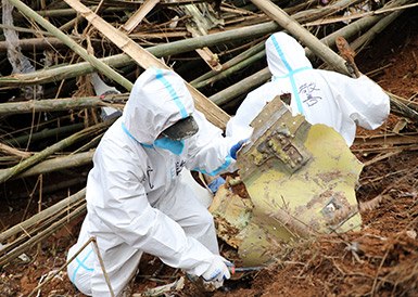 武警官兵分批次、分區(qū)域搜索